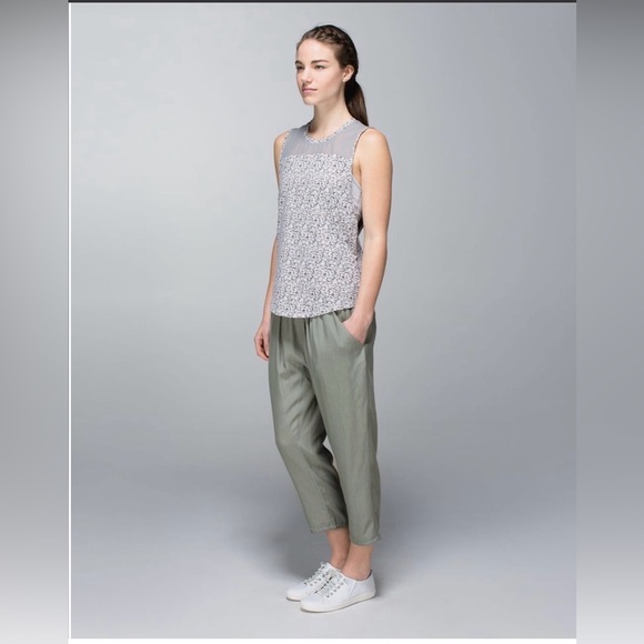 Lululemon Post Power Crop
Earl Grey / Heathered Earl Grey 6 - Picture 4 of 14